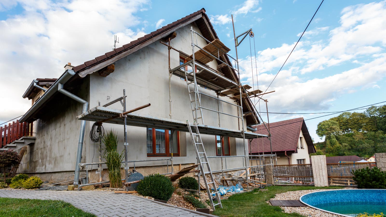 Ein Haus wird energetisch saniert.