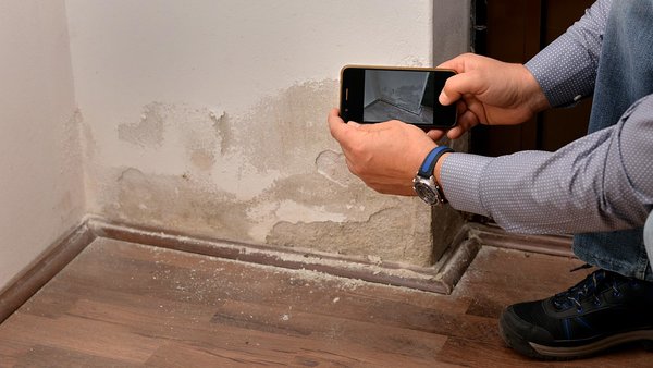 Versteckte Mängel werden fotografiert.