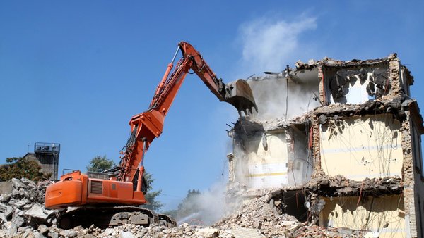 Ein Schwarzbau wird abgerissen.