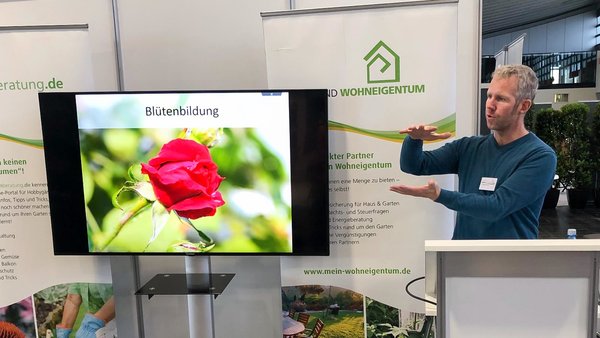 Gartenberater Philippe Dahlmann hält einen Vortrag auf der BauMesseNRW