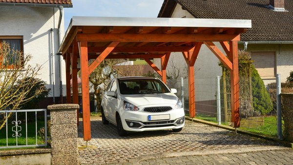 Ein Auto steht unter einem Carport.
