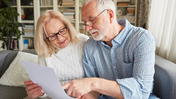 Eheleute schreiben ein Berliner Testament, um sich gegenseitig abzusichern.
