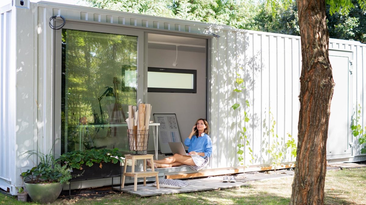 Ein Container im Garten wird als Homeoffice genutzt.