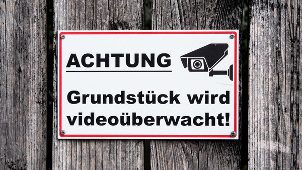 Ein Hinweisschild, das die Videoüberwachung auf dem privaten Grundstück kennzeichnet.