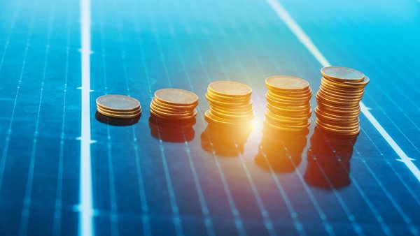 Geld liegt auf einer gemieteten Solaranlage.