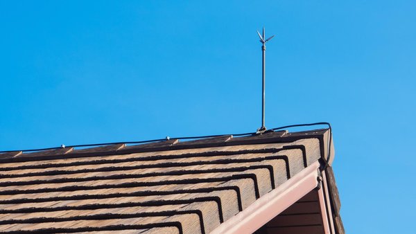 Ein Blitzableiter am Haus.