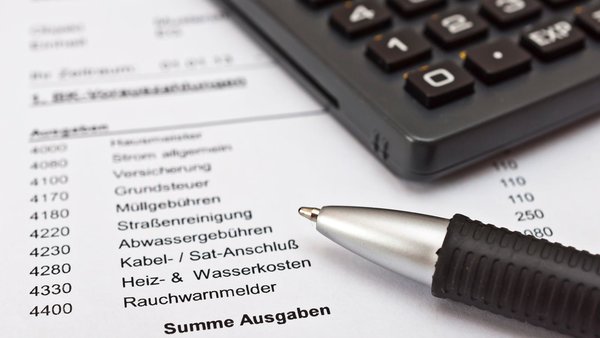 Nebenkostenabrechnung, mit umlagefähigen Nebenkosten und einem Taschenrechner