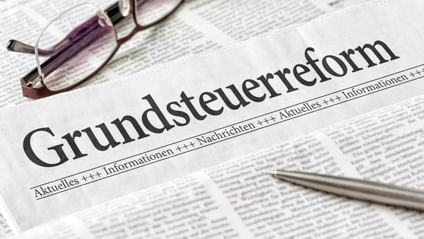 Zeitung mit der Überschrift Grundsteuerreform